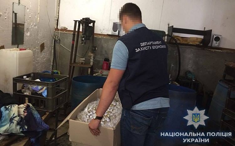 На Днепропетровщине выявили нелегальный цех по производству контрафактного алкоголя (ФОТО) На Днепропетровщине выявили нелегальный цех по производству контрафактного алкоголя (ФОТО) dqxikeidqxidqeant