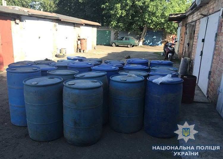 На Днепропетровщине выявили нелегальный цех по производству контрафактного алкоголя (ФОТО) На Днепропетровщине выявили нелегальный цех по производству контрафактного алкоголя (ФОТО)