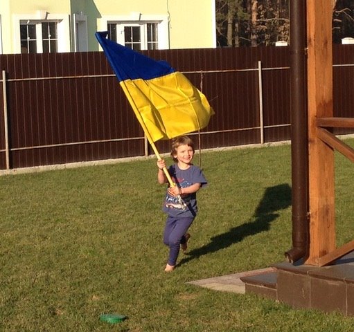 На данном изображении может находиться: 1 человек, ребенок и на улице dqxikeidqxidqeant