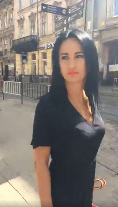 Откуда "бабушкин" Rolls-Royce? Львовская таможенница бросилась в бега от журналистов