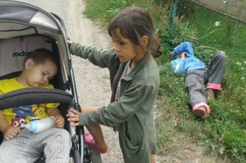 ÐÑÑÐ½Ð°Ñ Ð¼Ð°ÑÑ Ñпала поÑÑеди ÑлиÑÑ, а ÑÑдом ждали ее голоднÑе деÑи