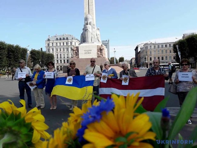 Акция памяти в годовщину Иловайской трагедии прошла в Риге 01 Акция памяти в годовщину Иловайской трагедии прошла в Риге 01 dqxikeidqxidqeant