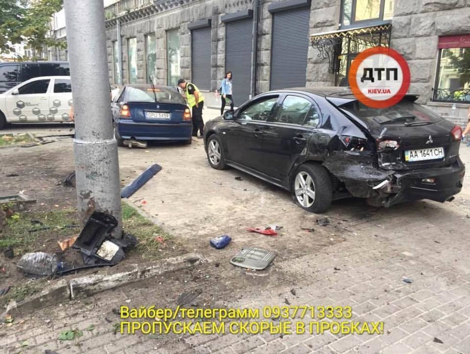 Ð’ Ñ†ÐµÐ½Ñ‚Ñ€Ðµ ÐšÐ¸ÐµÐ²Ð° Ð°Ð²Ñ‚Ð¾ Ð½Ð° "ÐµÐ²Ñ€Ð¾Ð½Ð¾Ð¼ÐµÑ€Ð°Ñ…" Ð²Ñ‹Ð»ÐµÑ‚ÐµÐ»Ð¾ Ð½Ð° Ñ‚Ñ€Ð¾Ñ‚ÑƒÐ°Ñ€ dqxikeidqxidqrant