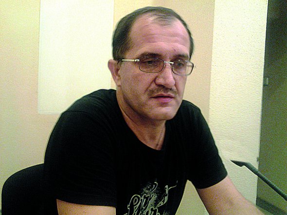 Геннадій ЄФІМЕНКО, 47 років, історик. Народився 25 січня 1971 року в райцентрі Марківка на Луганщині. Батько працював у Марківському військкоматі, мати – вчителька біології. Закінчив історичний факультет Луганського педагогічного інституту імені Тараса Шевченка. Працював учителем історії у середній школі в Марківці. 2001-го захистив кандидатську дисертацію на тему: ”Національно-культурна політика ВКП(б) щодо радянської України (1932–1938)”. Старший науковий співробітник Інституту історії України, науковий редактор громадсько-просвітницького проекту ”LikБез. Історичний фронт”. Цікавиться історією України 1917–1939 років: національно-культурна політика, стосунки між УСРР та Кремлем, вчительство, Голодомор. Видав книжку ”Статус УСРР та її взаємовідносини з РСФРР: довгий 1920 рік” та брошуру ”Формування східного кордону України. Український Донбас”. Співавтор монографії ”Україна радянська. Ілюзії та катастрофи ”комуністичного раю”. Одружений, має трьох доньок та сина dqxikeidqxidqrant