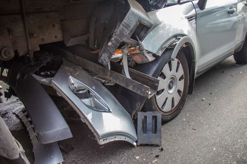 ÐŸÐ¾ Ð½ÐµÐ¸Ð·Ð²ÐµÑÑ‚Ð½Ð¾Ð¹ Ð¿Ñ€Ð¸Ñ‡Ð¸Ð½Ðµ, Ð´ÐµÐ²ÑƒÑˆÐºÐ°-Ð²Ð¾Ð´Ð¸Ñ‚ÐµÐ»ÑŒ Ford Ð¿Ñ€Ð¾Ñ‚Ð°Ñ€Ð°Ð½Ð¸Ð»Ð° ÑÐ·Ð°Ð´Ð¸ Ð³Ñ€ÑƒÐ·Ð¾Ð²Ð¸Ðº