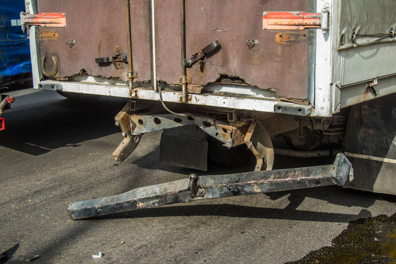 Ð’ Ñ€ÐµÐ·ÑƒÐ»ÑŒÑ‚Ð°Ñ‚Ðµ ÑÑ‚Ð¾Ð»ÐºÐ½Ð¾Ð²ÐµÐ½Ð¸Ñ Ñƒ Kuga Ñ€Ð°Ð·Ð±Ð¸Ñ‚Ð° Ð¿ÐµÑ€ÐµÐ´Ð½ÑÑ Ñ‡Ð°ÑÑ‚ÑŒ, Ð° Ñƒ Ð³Ñ€ÑƒÐ·Ð¾Ð²Ð¸ÐºÐ° Ð¾Ñ‚Ð¿Ð°Ð» Ð·Ð°Ð´Ð½Ð¸Ð¹ Ð±Ð°Ð¼Ð¿ÐµÑ€