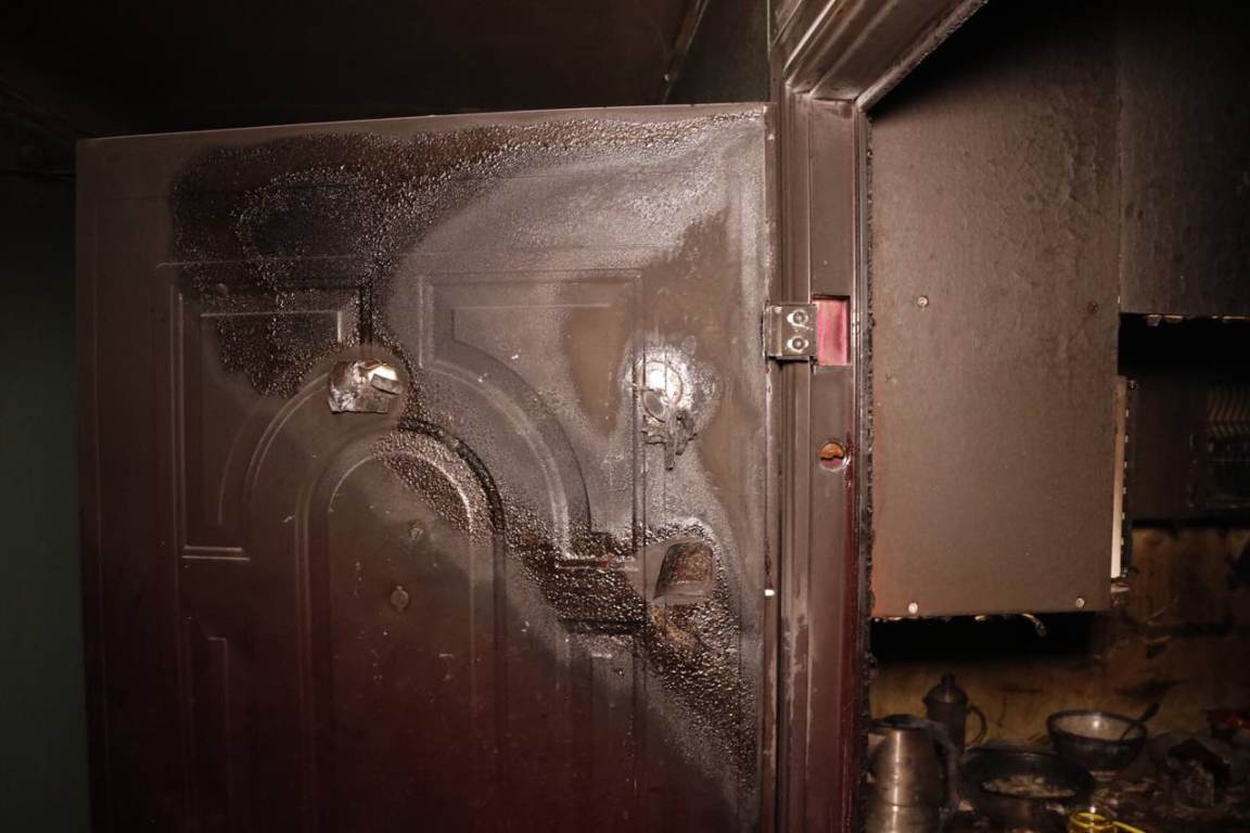 ÐŸÑ€ÐµÐ´Ð²Ð°Ñ€Ð¸Ñ‚ÐµÐ»ÑŒÐ½Ð¾, Ð¿Ð¾Ð¶Ð°Ñ€ Ð½Ð°Ñ‡Ð°Ð»ÑÑ Ð¸Ð·-Ð·Ð° Ñ‚Ð¾Ð³Ð¾, Ñ‡Ñ‚Ð¾ Ð·Ð°ÐºÐ¾Ñ€Ð¾Ñ‚Ð¸Ð»Ð¾ Ð¼Ð¸ÐºÑ€Ð¾Ð²Ð¾Ð»Ð½Ð¾Ð²ÐºÑƒ Ð¸ Ð¾Ð½Ð° Ð²Ð·Ð¾Ñ€Ð²Ð°Ð»Ð°ÑÑŒ