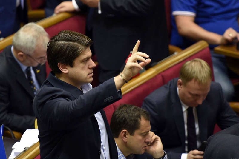 Ð–ÑƒÑ€Ð½Ð°Ð»Ð¸ÑÑ‚Ñ‹ Ð½Ðµ Ñ€Ð°Ð· Ð¾Ñ‚Ð¼ÐµÑ‡Ð°Ð»Ð¸, Ñ‡Ñ‚Ð¾ Ð?Ð²Ð°Ð½ Ð’Ð¸Ð½Ð½Ð¸Ðº, Ð²Ñ‹ÑÑ‚ÑƒÐ¿Ð°ÑŽÑ‰Ð¸Ð¹ Ð°Ð²Ñ‚Ð¾Ñ€Ð¾Ð¼ Ð·Ð°ÐºÐ¾Ð½Ð¾Ð¿Ñ€Ð¾ÐµÐºÑ‚Ð°, Ð½Ðµ ÑÐ»Ð¸ÑˆÐºÐ¾Ð¼ Ð¾Ñ€Ð¸ÐµÐ½Ñ‚Ð¸Ñ€ÑƒÐµÑ‚ÑÑ Ð² Ð½ÑŽÐ°Ð½ÑÐ°Ñ…, Ð¿Ñ€Ð¾Ð¿Ð¸ÑÐ°Ð½Ð½Ñ‹Ñ… Ð² Ð¿Ñ€Ð¾ÐµÐºÑ‚Ðµ Ð·Ð°ÐºÐ¾Ð½Ð°