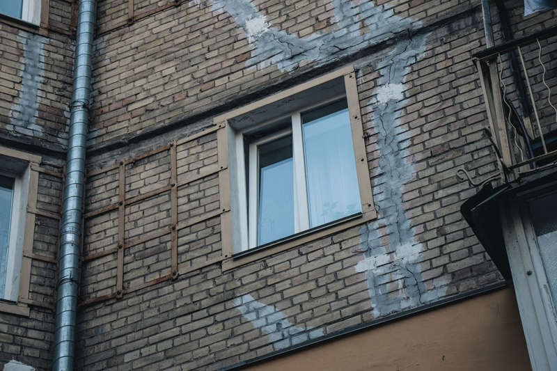 Трещины пометили краской в августе Трещины пометили краской в августе