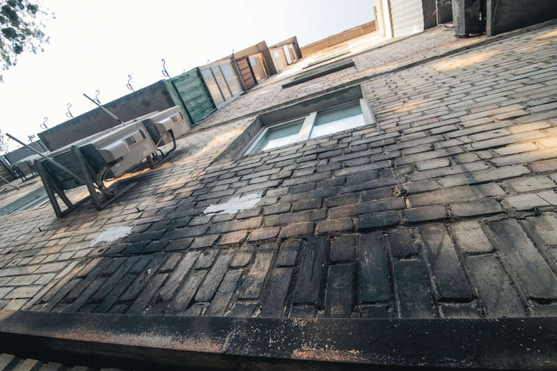 Жители жалуются, что дом трещит по швам Жители жалуются, что дом трещит по швам