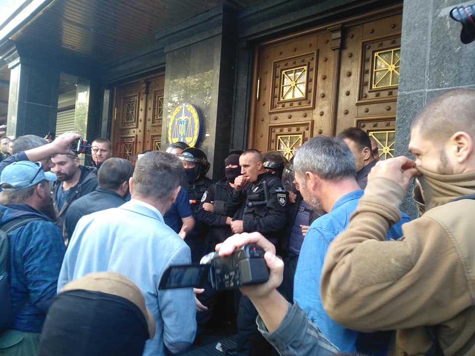 ÐÐ° Ð´Ð°Ð½Ð½Ð¾Ð¼ Ð¸Ð·Ð¾Ð±Ñ€Ð°Ð¶ÐµÐ½Ð¸Ð¸ Ð¼Ð¾Ð¶ÐµÑ‚ Ð½Ð°Ñ…Ð¾Ð´Ð¸Ñ‚ÑŒÑÑ: 3 Ñ‡ÐµÐ»Ð¾Ð²ÐµÐºÐ°, Ð½Ð° ÑƒÐ»Ð¸Ñ†Ðµ