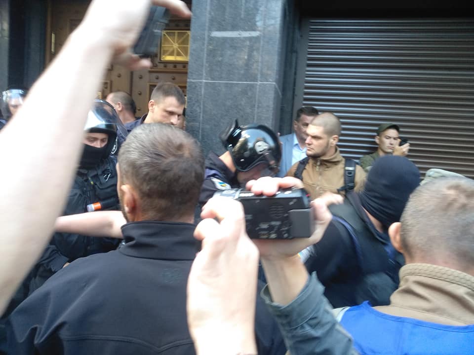 ÐÐ° Ð´Ð°Ð½Ð½Ð¾Ð¼ Ð¸Ð·Ð¾Ð±Ñ€Ð°Ð¶ÐµÐ½Ð¸Ð¸ Ð¼Ð¾Ð¶ÐµÑ‚ Ð½Ð°Ñ…Ð¾Ð´Ð¸Ñ‚ÑŒÑÑ: 3 Ñ‡ÐµÐ»Ð¾Ð²ÐµÐºÐ°, ÐºÐ°Ð¼ÐµÑ€Ð°, Ð±Ð¾Ñ€Ð¾Ð´Ð° Ð¸ Ð½Ð° ÑƒÐ»Ð¸Ñ†Ðµ