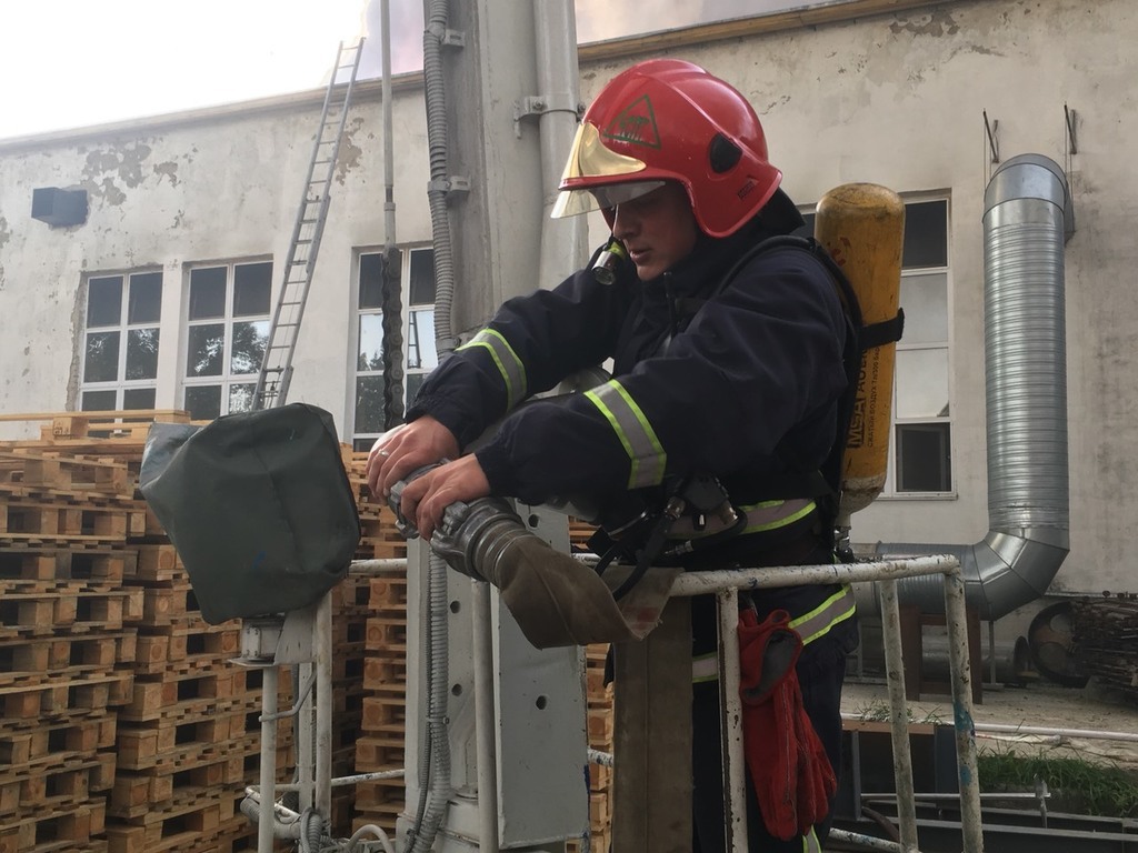 Ðа ÑабÑике в ÐиÑомиÑе вÑпÑÑ
нÑл огÑомнÑй пожаÑ: видеоÑÑанÑлÑÑÐ¸Ñ Ð¾Ð½Ð»Ð°Ð¹Ð½