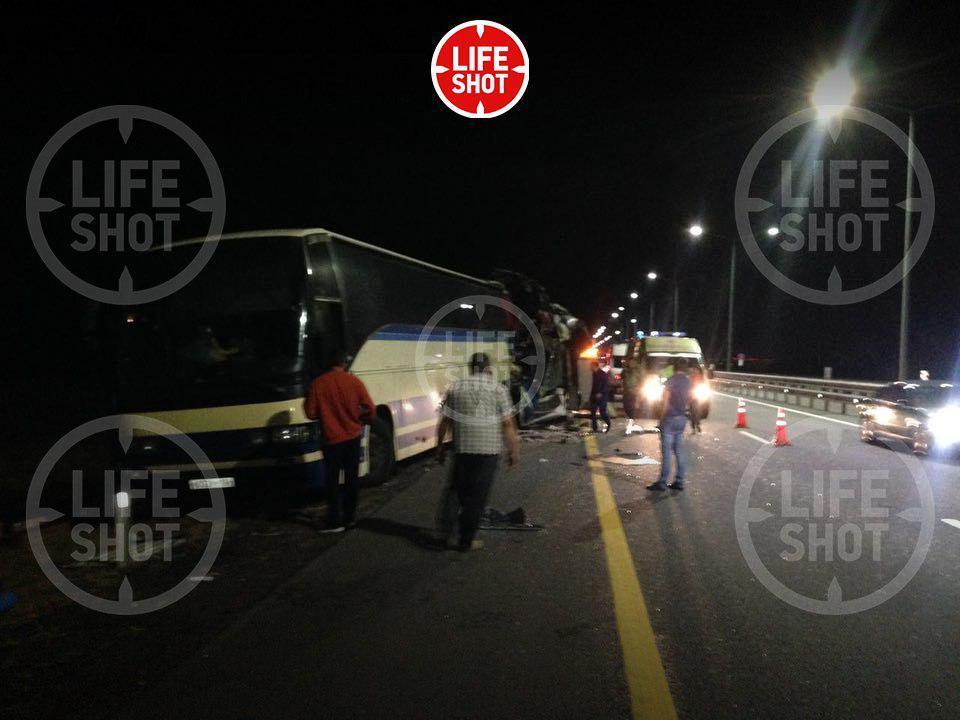В России столкнулись два автобуса: погибли четверо, ранены десятки пассажиров. Первые фото и видео