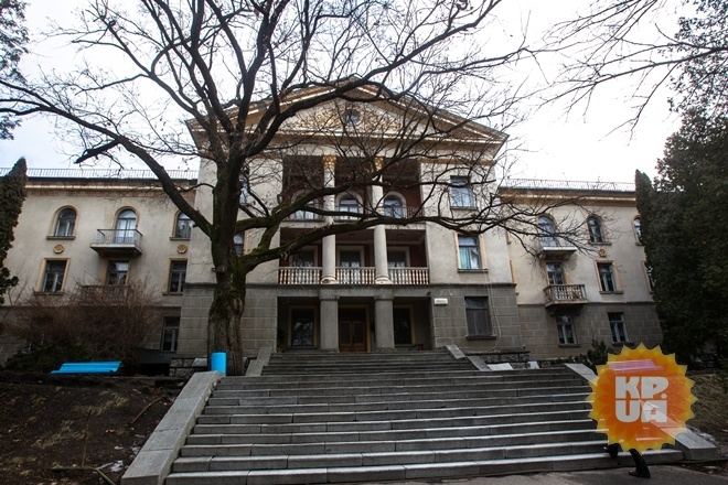 В Конча-Заспе опустели госдачи экс-министров: Азаров со своей забрал даже мебель. Опубликованы фото и видео - фото 1