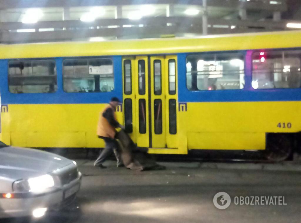 Ð›ÑŽÐ´Ð¸ Ð¾ÐºÐ°Ð·Ð°Ð»Ð¸ÑÑŒ Ð² Ð·Ð°Ð»Ð¾Ð¶Ð½Ð¸ÐºÐ°Ñ…: Ð² ÐšÐ¸ÐµÐ²Ðµ Ð¿Ñ€Ð¾Ð¸Ð·Ð¾ÑˆÐµÐ» Ñ‚Ñ€Ð°Ð½ÑÐ¿Ð¾Ñ€Ñ‚Ð½Ñ‹Ð¹ ÐºÐ¾Ð»Ð»Ð°Ð¿Ñ dqxikeidqxiqkhant