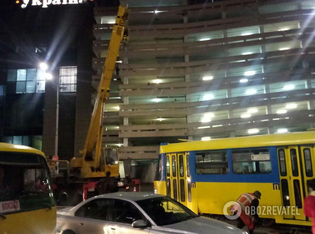 Ð›ÑŽÐ´Ð¸ Ð¾ÐºÐ°Ð·Ð°Ð»Ð¸ÑÑŒ Ð² Ð·Ð°Ð»Ð¾Ð¶Ð½Ð¸ÐºÐ°Ñ…: Ð² ÐšÐ¸ÐµÐ²Ðµ Ð¿Ñ€Ð¾Ð¸Ð·Ð¾ÑˆÐµÐ» Ñ‚Ñ€Ð°Ð½ÑÐ¿Ð¾Ñ€Ñ‚Ð½Ñ‹Ð¹ ÐºÐ¾Ð»Ð»Ð°Ð¿Ñ