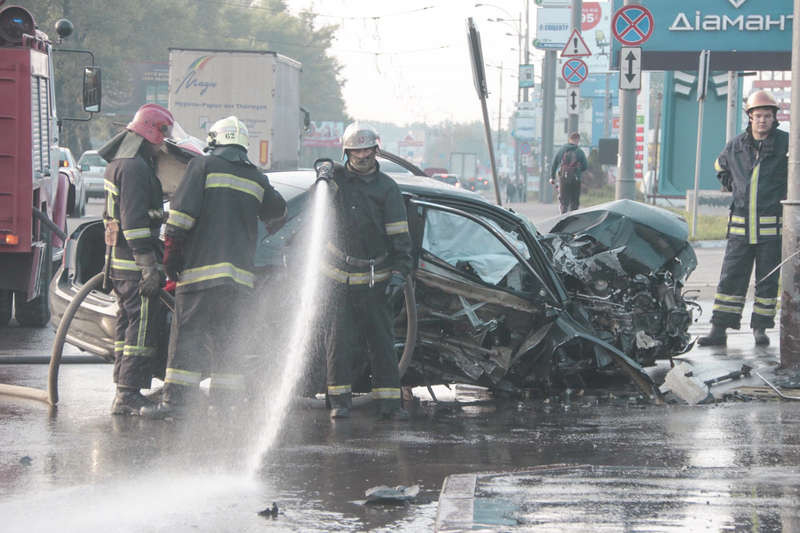 ÐÐ° Ð¼ÐµÑÑ‚Ðµ Ñ€Ð°Ð±Ð¾Ñ‚Ð°Ð»Ð¸ ÑÐ¿Ð°ÑÐ°Ñ‚ÐµÐ»Ð¸, ÐºÐ¾Ñ‚Ð¾Ñ€Ñ‹Ðµ ÑÐ¼Ñ‹Ð²Ð°Ð»Ð¸ Ð±ÐµÐ½Ð·Ð¸Ð½ Ñ Ð¿Ñ€Ð¾ÐµÐ·Ð¶ÐµÐ¹ Ñ‡Ð°ÑÑ‚Ð¸
