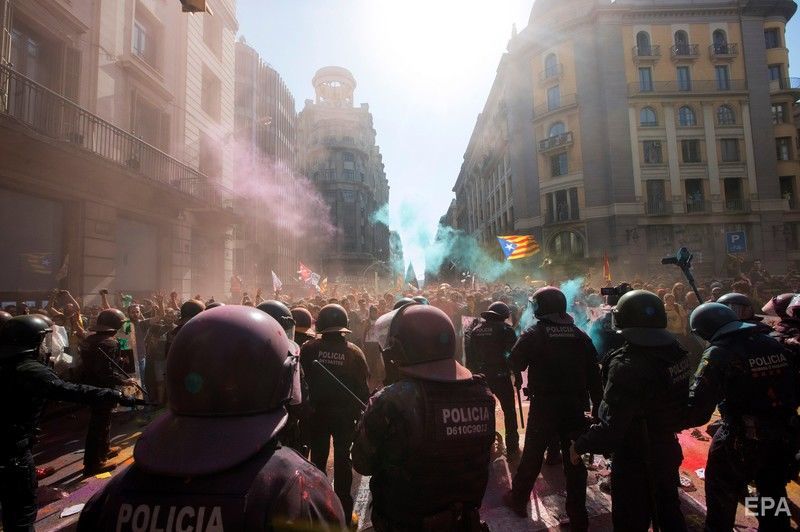Ð’ БарÑелоне произошли ÑÑ‚Ð¾Ð»ÐºÐ½Ð¾Ð²ÐµÐ½Ð¸Ñ Ð¿Ð¾Ð»Ð¸Ñ†Ð¸Ð¸ Ñо Ñторонниками незавиÑимоÑти Каталонии. Фоторепортаж / ГОРДОÐ
