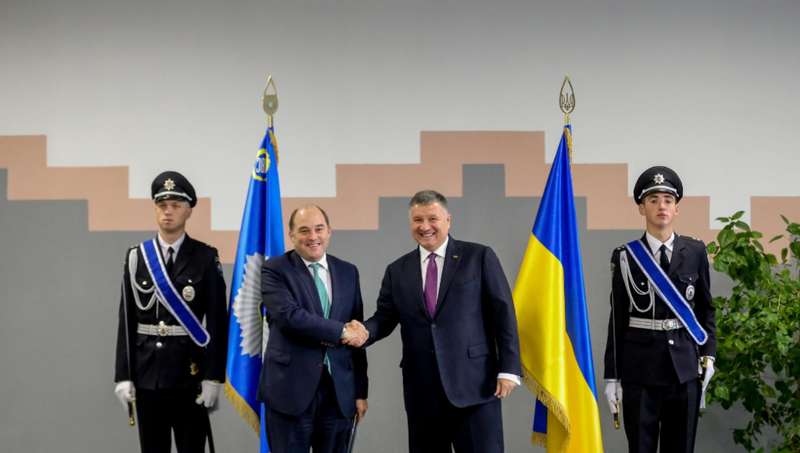 В Украине его узнали: Аваков подтвердил вывоз Януковича отравителем Скрипалей dqxikeidqxidqeant