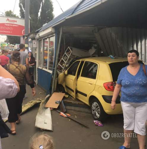 Киев, 7 сентября 2018 г. Автомобиль влетел в остановку. На этот раз обошлось без жертв