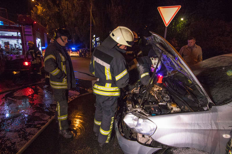 ÐŸÐ¾ Ð¿Ñ€ÐµÐ´Ð²Ð°Ñ€Ð¸Ñ‚ÐµÐ»ÑŒÐ½Ð¾Ð¹ Ð²ÐµÑ€ÑÐ¸Ð¸, Ð¾Ñ‚ ÑƒÐ´Ð°Ñ€Ð° Ð¾Ð± Ð±Ð¾Ñ€Ð´ÑŽÑ€, Ð² Ð°Ð²Ñ‚Ð¾Ð¼Ð¾Ð±Ð¸Ð»Ðµ Ð¿ÐµÑ€ÐµÐ±Ð¸Ð»Ð°ÑÑŒ Ð³Ð°Ð·Ð¾Ð²Ð°Ñ Ð¼Ð°Ð³Ð¸ÑÑ‚Ñ€Ð°Ð»ÑŒ Ð¸ Ð¾Ð½ Ð·Ð°Ð³Ð¾Ñ€ÐµÐ»ÑÑ