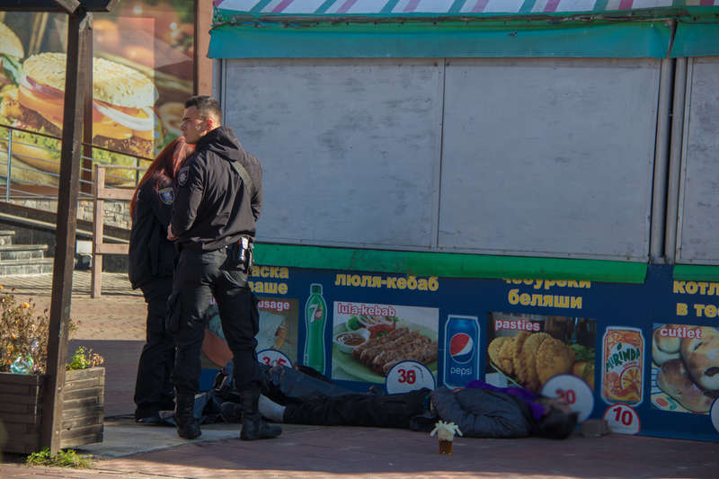 ÐžÐ½ Ð»ÐµÐ¶Ð°Ð» Ñ€ÑÐ´Ð¾Ð¼ Ñ Ð±Ð°Ñ€Ð¾Ð¼ "Ð¡Ð¾Ð²Ð°" dqxikeidqxidqrant