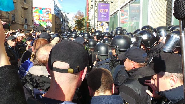 Полиция не дала активистам поставить палатки на Майдане. Произошла стычка 11 Полиция не дала активистам поставить палатки на Майдане. Произошла стычка 11