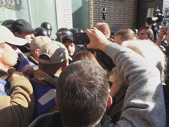 Полиция не дала активистам поставить палатки на Майдане. Произошла стычка 13 Полиция не дала активистам поставить палатки на Майдане. Произошла стычка 13