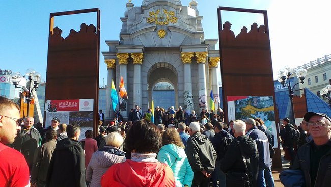 Полиция не дала активистам поставить палатки на Майдане. Произошла стычка 19 Полиция не дала активистам поставить палатки на Майдане. Произошла стычка 19