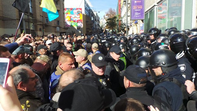 Полиция не дала активистам поставить палатки на Майдане. Произошла стычка 09 Полиция не дала активистам поставить палатки на Майдане. Произошла стычка 09