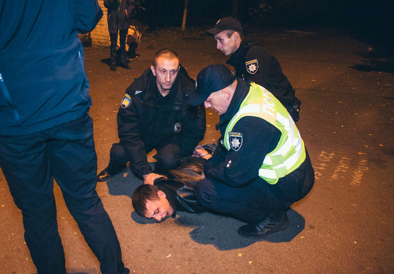 ÐœÐ¾Ð»Ð¾Ð´Ñ‹Ðµ Ð»ÑŽÐ´Ð¸ Ð½Ð°Ñ…Ð¾Ð´Ð¸Ð»Ð¸ÑÑŒ Ð² ÑÐ¾ÑÑ‚Ð¾ÑÐ½Ð¸Ð¸ Ð°Ð»ÐºÐ¾Ð³Ð¾Ð»ÑŒÐ½Ð¾Ð³Ð¾ Ð¾Ð¿ÑŒÑÐ½ÐµÐ½Ð¸Ñ Ð¸ Ð²ÐµÐ»Ð¸ ÑÐµÐ±Ñ Ð°Ð³Ñ€ÐµÑÑÐ¸Ð²Ð½Ð¾