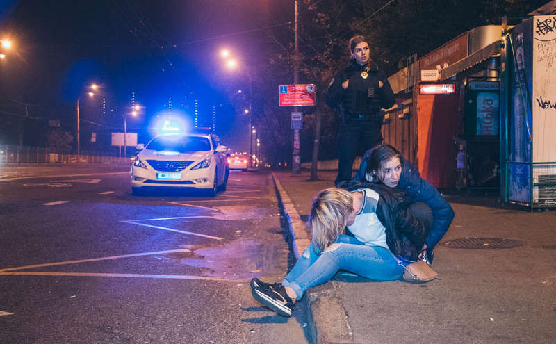 Ð’Ð¾ Ð²Ñ€ÐµÐ¼Ñ Ð·Ð°Ð´ÐµÑ€Ð¶Ð°Ð½Ð¸Ñ Ð¼Ð¾Ð»Ð¾Ð´Ñ‹Ðµ Ð»ÑŽÐ´Ð¸ ÑƒÑÑ‚Ñ€Ð¾Ð¸Ð»Ð¸ Ð´Ñ€Ð°ÐºÑƒ Ñ ÑÐ¾Ñ‚Ñ€ÑƒÐ´Ð½Ð¸ÐºÐ°Ð¼Ð¸ Ð¿Ð¾Ð»Ð¸Ñ†Ð¸Ð¸