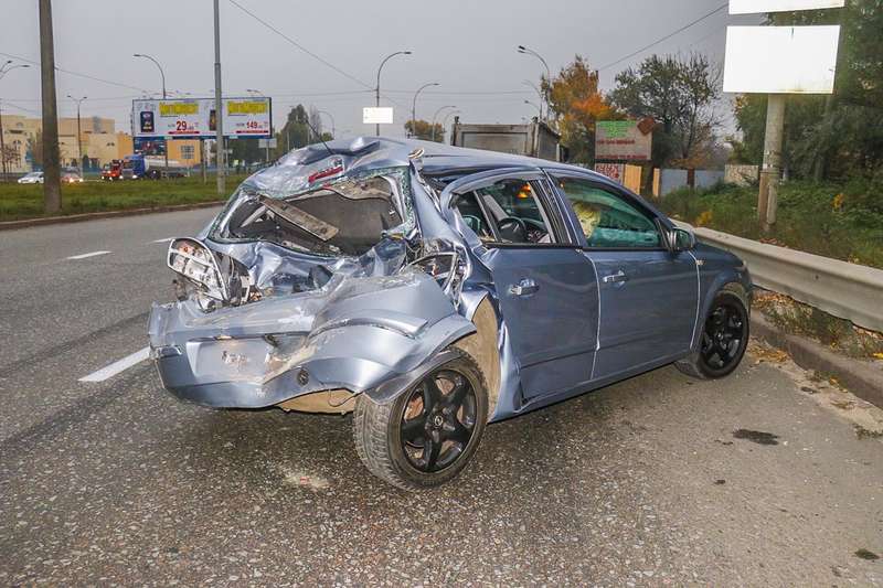  Ð—Ð?Ð› Ð¸ Opel Ð¾ÑÑ‚Ð°Ð½Ð¾Ð²Ð¸Ð»Ð¸ÑÑŒ Ð¿ÐµÑ€ÐµÐ´ Ð¿ÐµÑ€ÐµÑ…Ð¾Ð´Ð¾Ð¼, Ñ‡Ñ‚Ð¾Ð±Ñ‹ Ð¿Ñ€Ð¾Ð¿ÑƒÑÑ‚Ð¸Ñ‚ÑŒ Ð¿ÐµÑˆÐµÑ…Ð¾Ð´Ð°, Ð² Ð½Ð¸Ñ… Ð²Ð»ÐµÑ‚ÐµÐ» ÑÐ°Ð¼Ð¾ÑÐ²Ð°Ð» Iveco