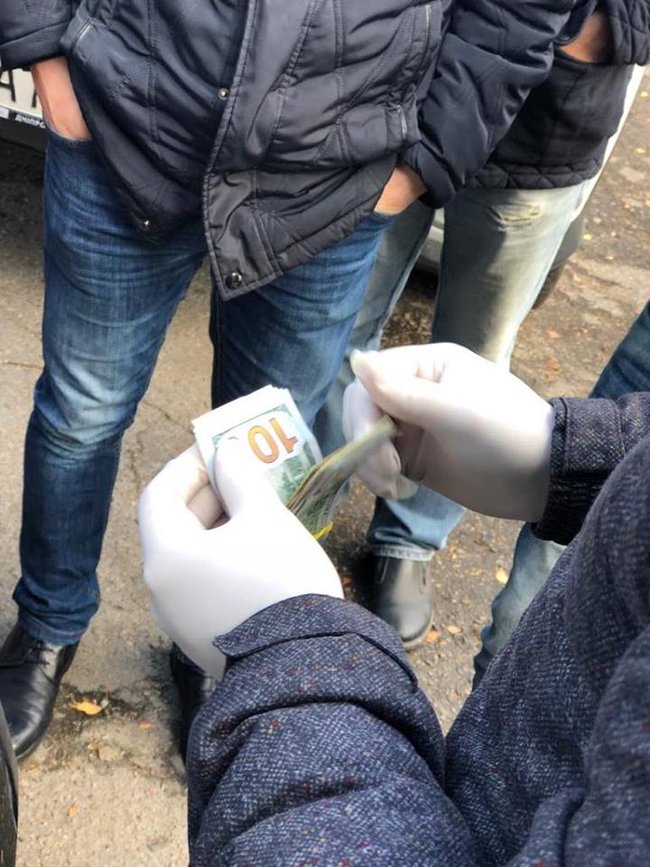 Двое сотрудников Госэкоинспекции задержаны на Киевщине на взятке 2 тыс. долл., - прокуратура 04 Двое сотрудников Госэкоинспекции задержаны на Киевщине на взятке 2 тыс. долл., - прокуратура 04