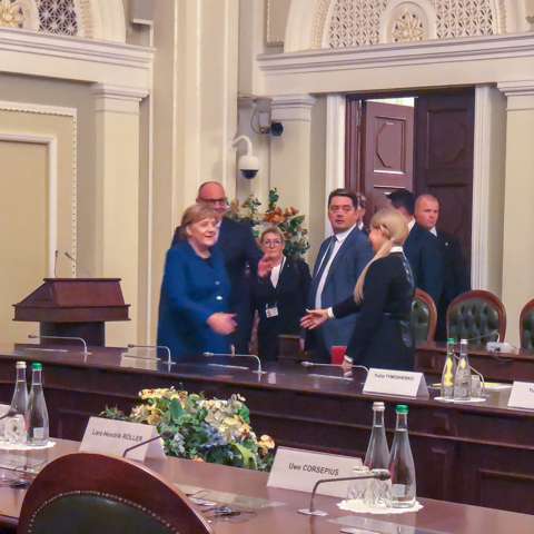 На данном изображении может находиться: 3 человека, люди улыбаются, люди сидят, стол и в помещении dqxikeidqxidqeant