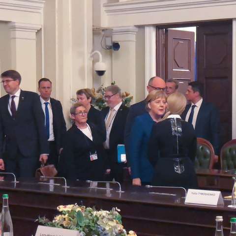 Ðа данном изобÑажении Ð¼Ð¾Ð¶ÐµÑ Ð½Ð°Ñ
одиÑÑÑÑ: 7 Ñеловек, коÑÑÑм и в помеÑении