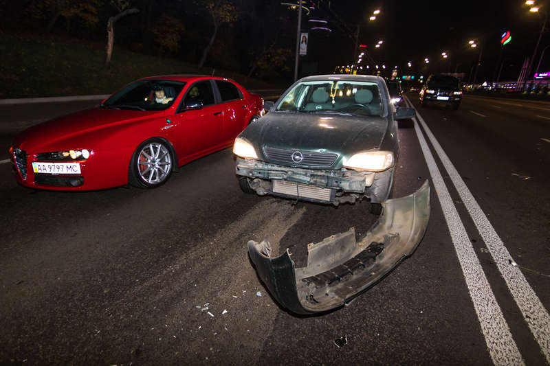 СÑолкнÑлиÑÑ Ð°Ð²Ñомобили Pegeout, Volkswagen и Opel