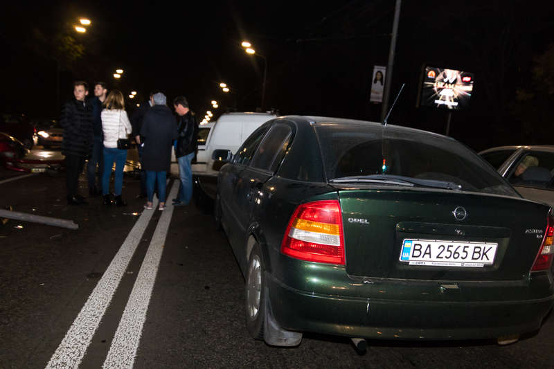 Ðа ÑÑлем Opel наÑ
одилаÑÑ Ð´ÐµÐ²ÑÑка, в оÑÑалÑнÑÑ
авÑомобилÑÑ
водиÑелÑми бÑли мÑжÑинÑ