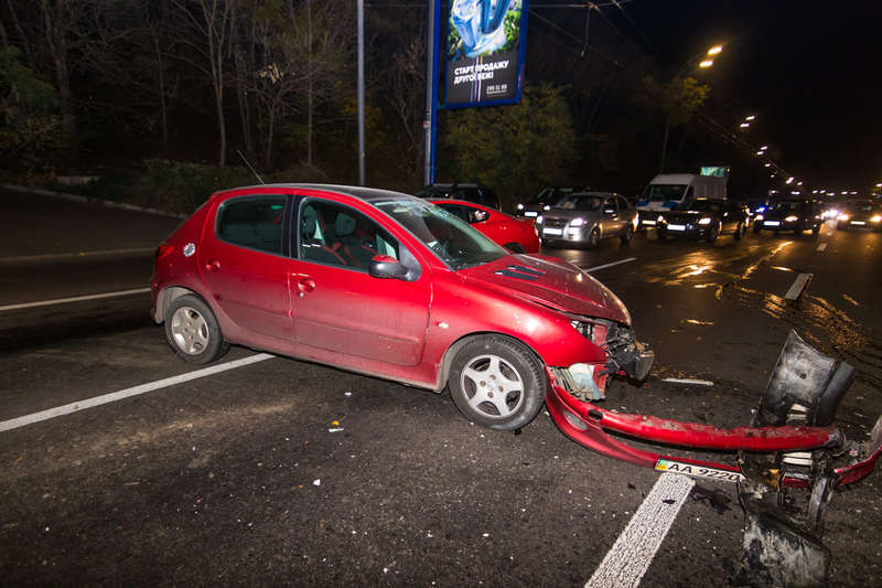 ЧеÑез ÑÐ°Ñ Ð¿Ð¾Ñле ÑÑолкновениÑ, полиÑÐ¸Ñ Ð²Ñе еÑе не добÑалаÑÑ Ð´Ð¾ меÑÑа ÑÑолкновениÑ