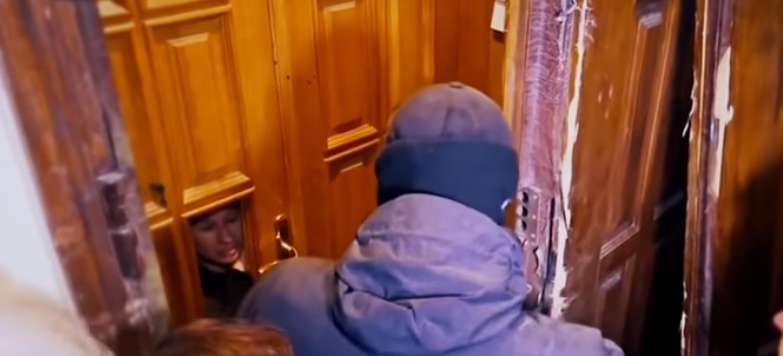 Мать экс-регионалки Бережная покусала полицейского: появилось видео dqxikeidqxidqrant