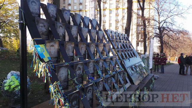 Коммунальщики начали демонтаж мемориала Героям Небесной Сотни в Киеве для проведения следственного эксперимента 10 Коммунальщики начали демонтаж мемориала Героям Небесной Сотни в Киеве для проведения следственного эксперимента 10