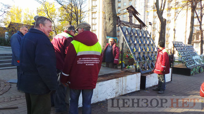 Коммунальщики начали демонтаж мемориала Героям Небесной Сотни в Киеве для проведения следственного эксперимента 11 Коммунальщики начали демонтаж мемориала Героям Небесной Сотни в Киеве для проведения следственного эксперимента 11