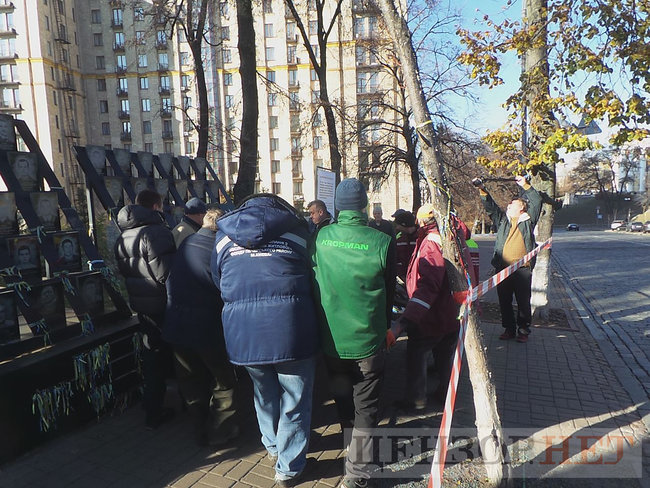 Коммунальщики начали демонтаж мемориала Героям Небесной Сотни в Киеве для проведения следственного эксперимента 12 Коммунальщики начали демонтаж мемориала Героям Небесной Сотни в Киеве для проведения следственного эксперимента 12