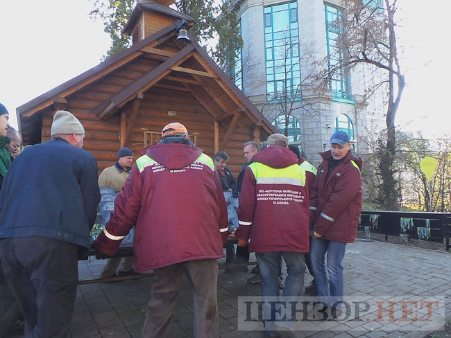 Коммунальщики начали демонтаж мемориала Героям Небесной Сотни в Киеве для проведения следственного эксперимента 13 Коммунальщики начали демонтаж мемориала Героям Небесной Сотни в Киеве для проведения следственного эксперимента 13