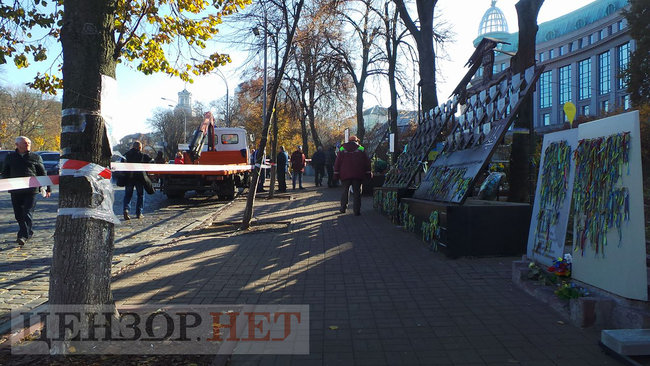 Коммунальщики начали демонтаж мемориала Героям Небесной Сотни в Киеве для проведения следственного эксперимента 14 Коммунальщики начали демонтаж мемориала Героям Небесной Сотни в Киеве для проведения следственного эксперимента 14