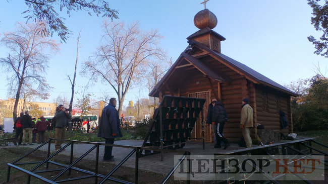 Коммунальщики начали демонтаж мемориала Героям Небесной Сотни в Киеве для проведения следственного эксперимента 15 Коммунальщики начали демонтаж мемориала Героям Небесной Сотни в Киеве для проведения следственного эксперимента 15