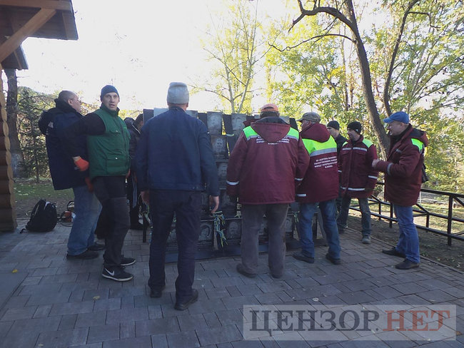 Коммунальщики начали демонтаж мемориала Героям Небесной Сотни в Киеве для проведения следственного эксперимента 16 Коммунальщики начали демонтаж мемориала Героям Небесной Сотни в Киеве для проведения следственного эксперимента 16