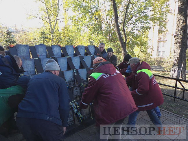 Коммунальщики начали демонтаж мемориала Героям Небесной Сотни в Киеве для проведения следственного эксперимента 17 Коммунальщики начали демонтаж мемориала Героям Небесной Сотни в Киеве для проведения следственного эксперимента 17