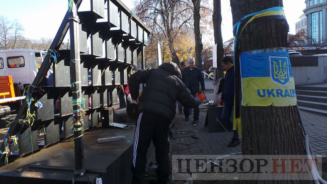 Коммунальщики начали демонтаж мемориала Героям Небесной Сотни в Киеве для проведения следственного эксперимента 18 Коммунальщики начали демонтаж мемориала Героям Небесной Сотни в Киеве для проведения следственного эксперимента 18